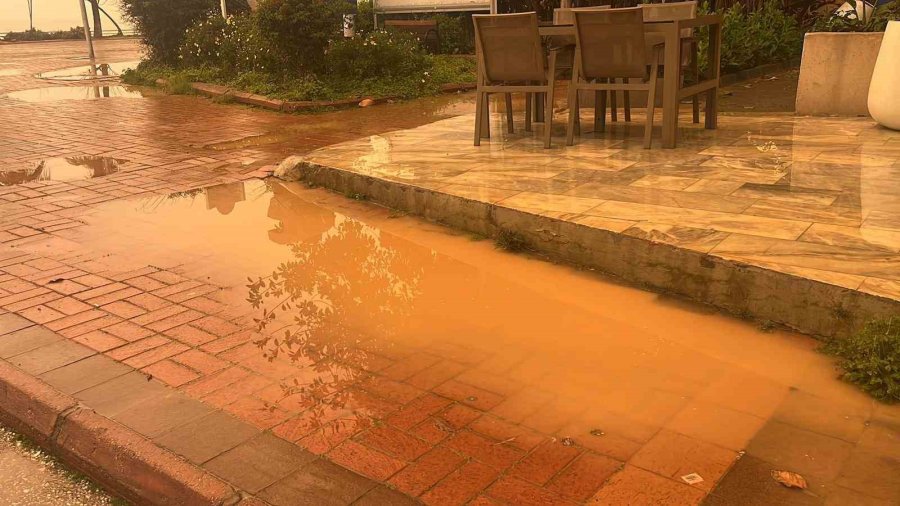 Antalya Semaları Kahverengiye Büründü Sahra Çölü Üzerinden Gelen Toz Taşınımı Çamur Olup Yağdı