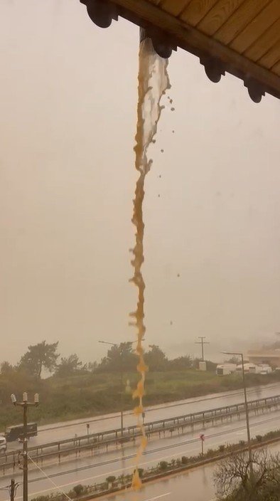 Antalya Semaları Kahverengiye Büründü Sahra Çölü Üzerinden Gelen Toz Taşınımı Çamur Olup Yağdı