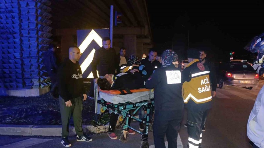 Otomobil İle Çarpışan Motosikletli Acı İçinde Yerde Kaldı