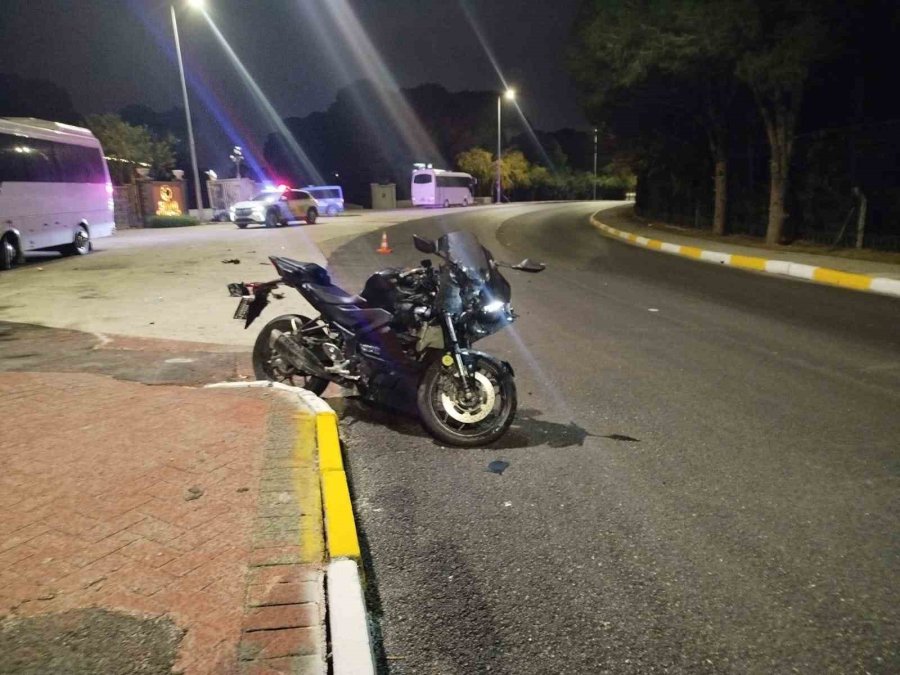 Serik’te Midibüs İle Çarpışan Motosikletli Yaralandı