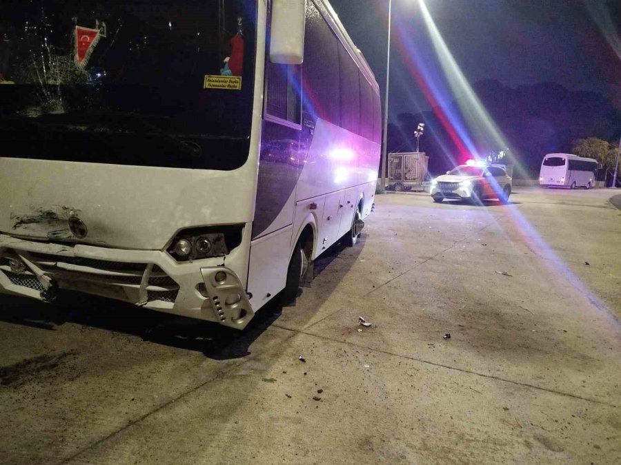 Serik’te Midibüs İle Çarpışan Motosikletli Yaralandı