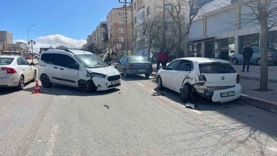 Karaman’da Hafif Ticari Araç Park Halindeki Otomobillere Çarptı: 1 Yaralı