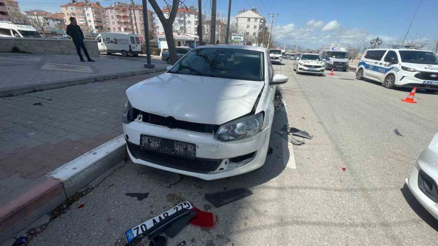 Karaman’da Hafif Ticari Araç Park Halindeki Otomobillere Çarptı: 1 Yaralı