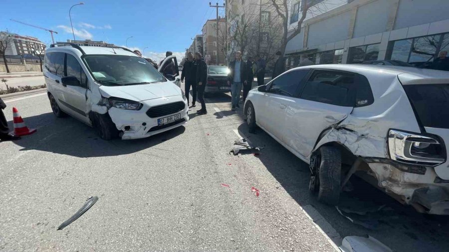 Karaman’da Hafif Ticari Araç Park Halindeki Otomobillere Çarptı: 1 Yaralı