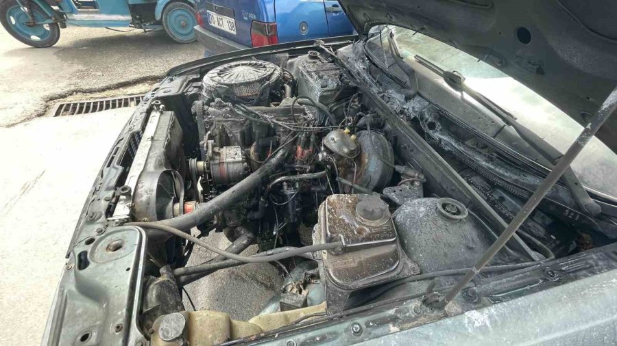 Karaman’da Yanan Otomobile Esnaftan Hortumlu Müdahale