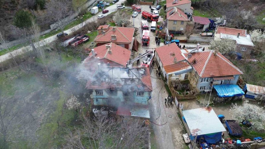 Sobadan Çıkan Yangın Evi Kullanılamaz Hale Getirdi