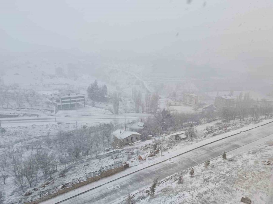 Konya’da Kar Yağışı İlçeyi Beyaza Bürüdü
