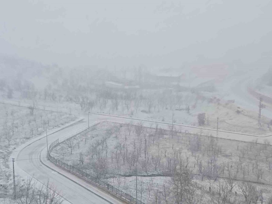 Konya’da Kar Yağışı İlçeyi Beyaza Bürüdü