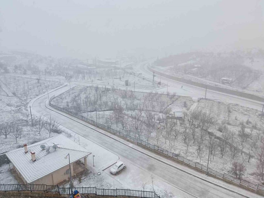 Konya’da Kar Yağışı İlçeyi Beyaza Bürüdü