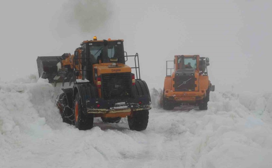 Burası Ne Van Ne Hakkari: Yaz Şehri Mersin’de Kar 2 Metreyi Aştı