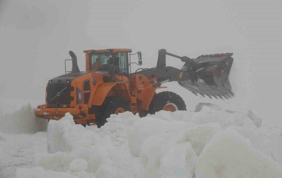 Burası Ne Van Ne Hakkari: Yaz Şehri Mersin’de Kar 2 Metreyi Aştı