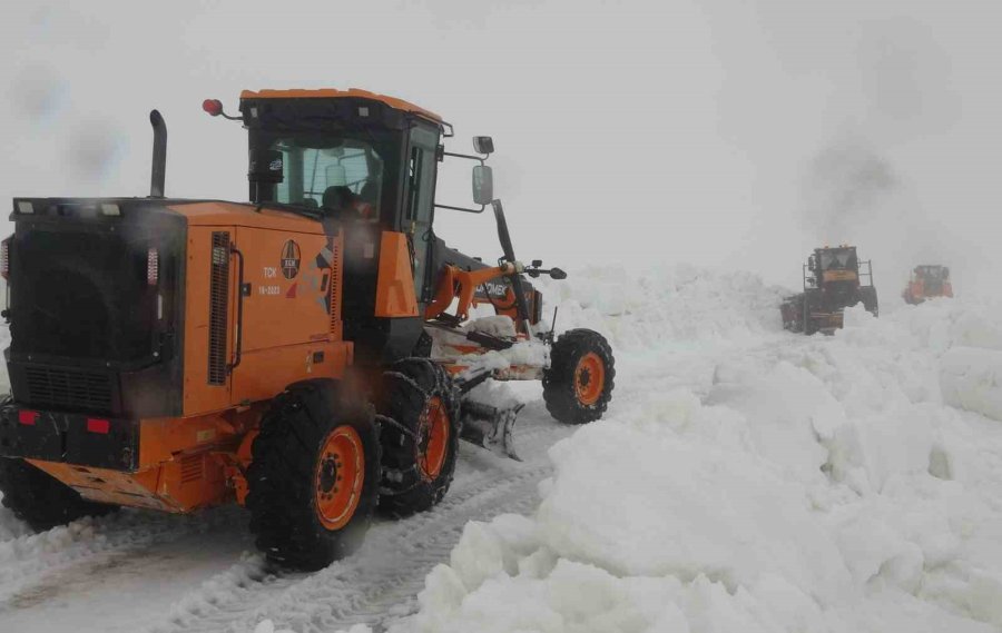 Burası Ne Van Ne Hakkari: Yaz Şehri Mersin’de Kar 2 Metreyi Aştı