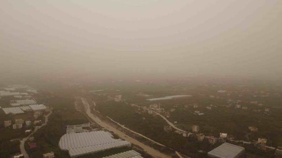 Toz Çevreyi Kapladı: Görüş Mesafesi Düştü, Hava Kızıla Döndü
