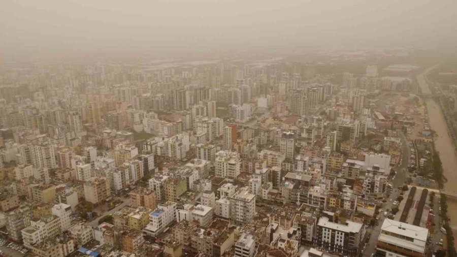 Toz Çevreyi Kapladı: Görüş Mesafesi Düştü, Hava Kızıla Döndü