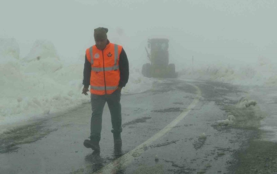 Burası Ne Van Ne Hakkari: Yaz Şehri Mersin’de Kar 2 Metreyi Aştı
