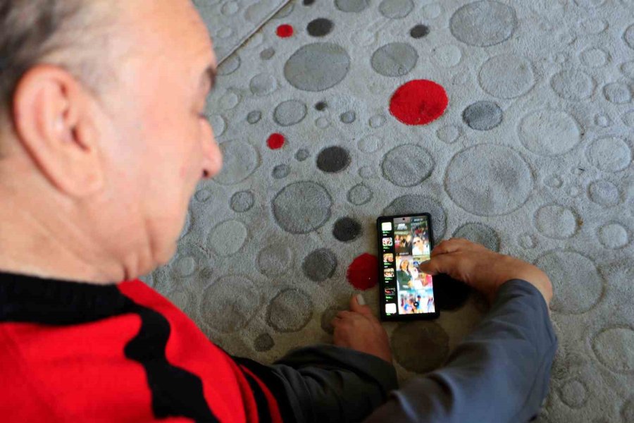 Onu Görenler Azmine Hayran Kalıyor: Ayaklarıyla Tıraş Oluyor, Yemek Yiyor, Para Üstü Veriyor