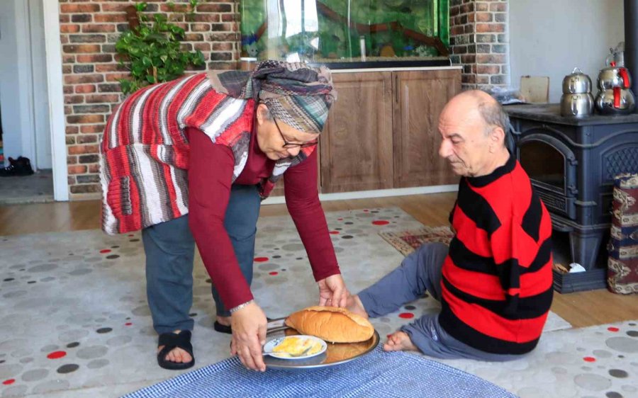 Onu Görenler Azmine Hayran Kalıyor: Ayaklarıyla Tıraş Oluyor, Yemek Yiyor, Para Üstü Veriyor