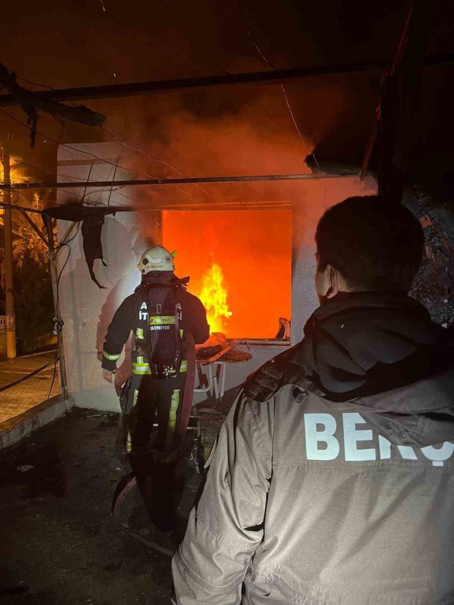 Alevlerin Küle Çevirdiği Evde Kur’an-ı Kerim Zarar Görmedi