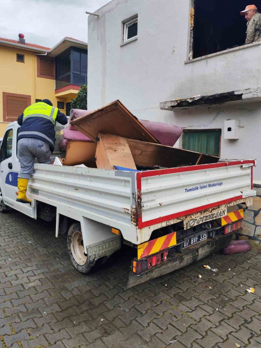 Alevlerin Küle Çevirdiği Evde Kur’an-ı Kerim Zarar Görmedi