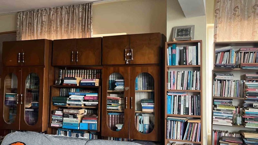 Kitap Aşkı Çocuklukta Başladı, 11 Bin Kitaba Ulaştı