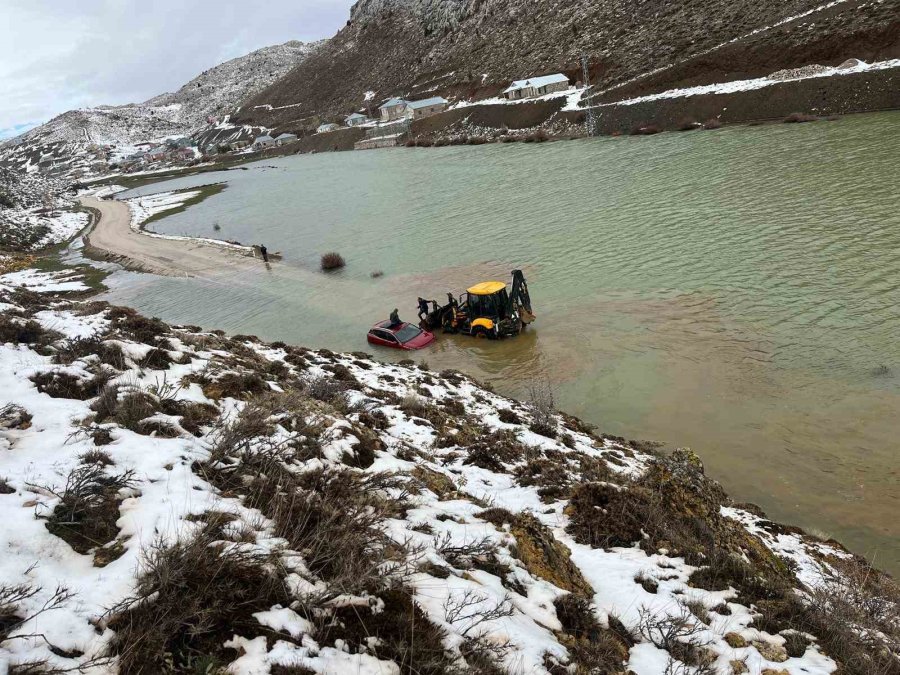 Konya’da Göle Dönen Yayla Yolunda Araçta Mahsur Kalan Aile Kurtarıldı