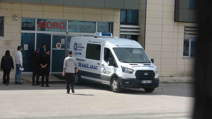 Ekmek Almak İçin Markete Giden Yaşlı Adam Çöp Kamyonunun Altında Hayatını Kaybetti