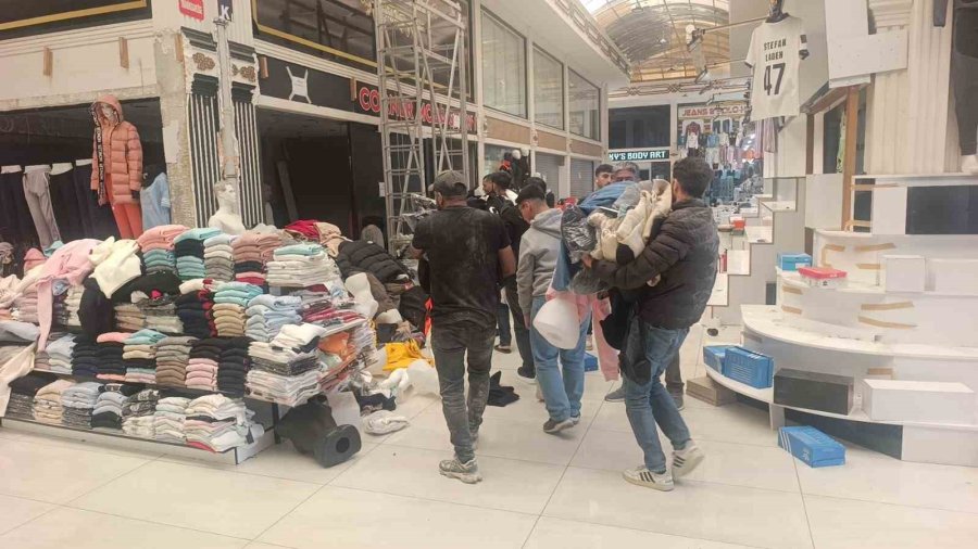 Antalya’da İş Merkezinde Yangın Paniği