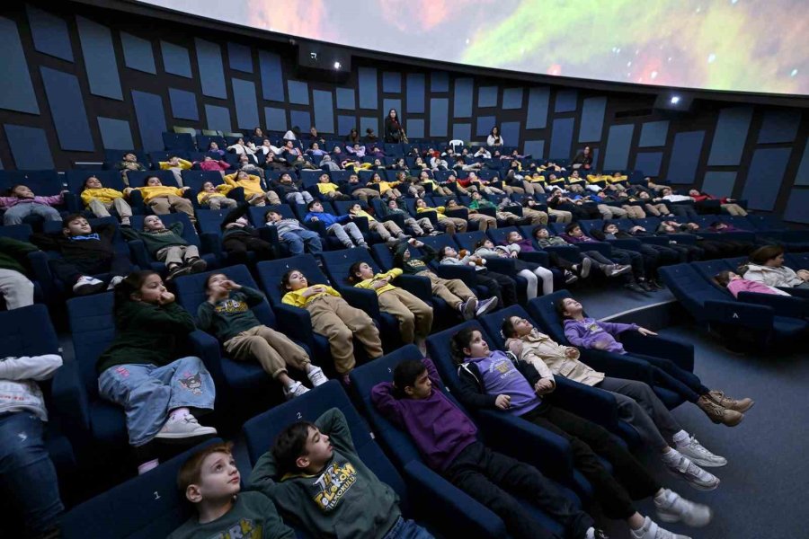 Mercan Bilim Merkezi Planetaryumu Çocukları Evrenle Buluşturuyor