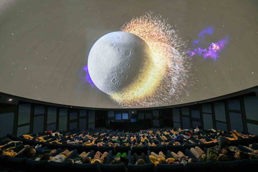 Mercan Bilim Merkezi Planetaryumu Çocukları Evrenle Buluşturuyor