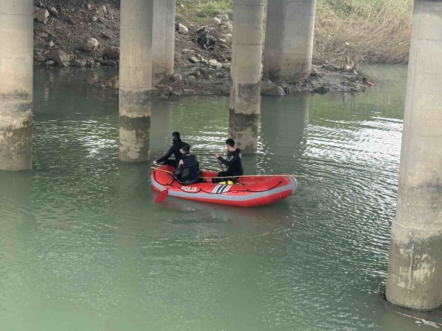 Tarsus’ta Irmakta Kaybolan Genç İçin Seferber Oldular: Vali Toros Bölgede