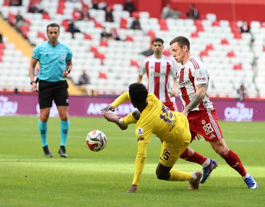 Trendyol Süper Lig: Antalyaspor: 0 - Eyüpspor: 0 (ilk Yarı)