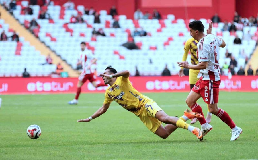Trendyol Süper Lig: Antalyaspor: 0 - Eyüpspor: 0 (ilk Yarı)