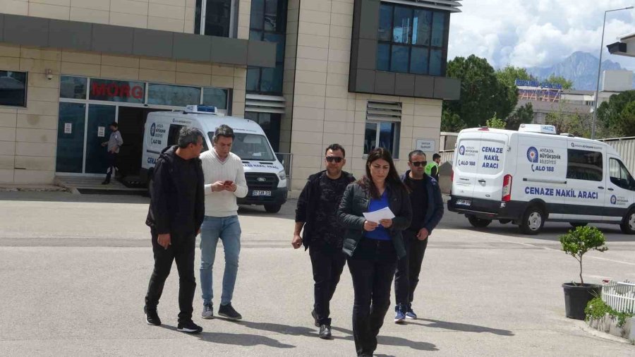 Ekmek Almak İçin Markete Giden Yaşlı Adam Çöp Kamyonunun Altında Hayatını Kaybetti