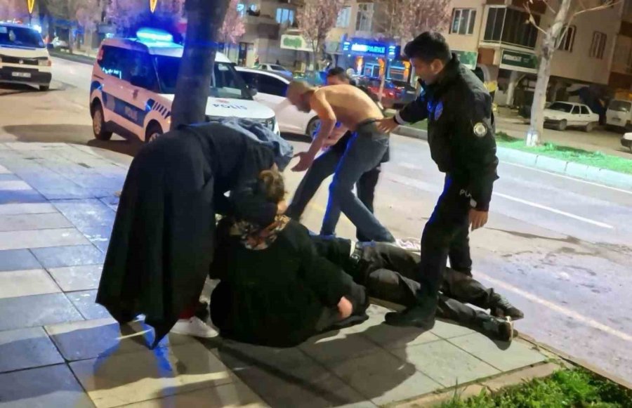 Yaralı Oğlunun Başındaki Annenin Feryadı Yürekleri Dağladı