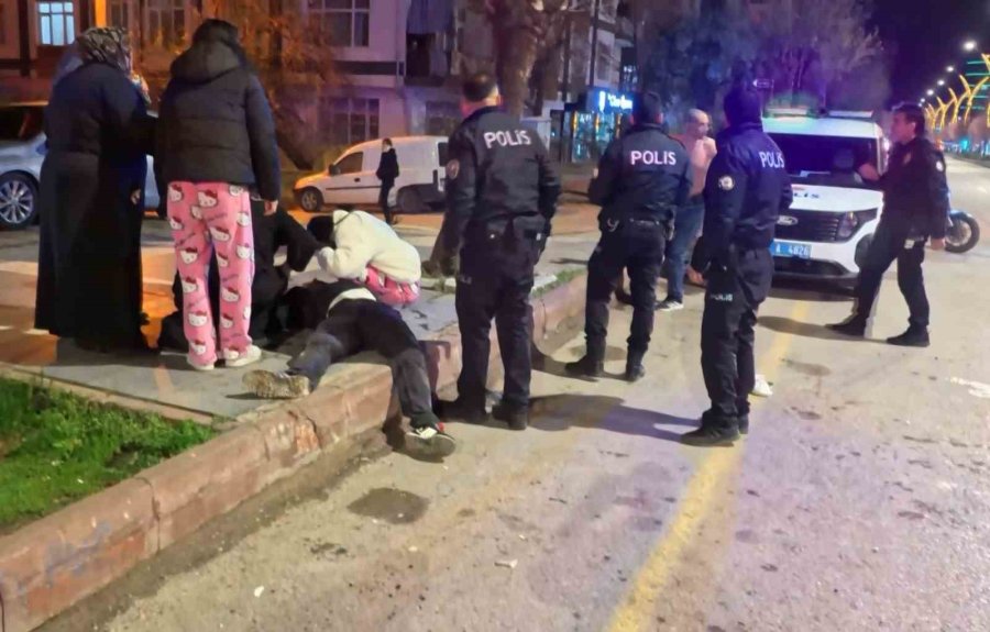 Yaralı Oğlunun Başındaki Annenin Feryadı Yürekleri Dağladı