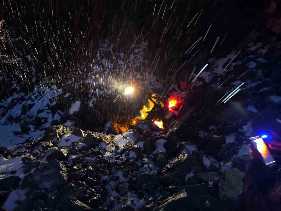 Otomobil Şarampole Yuvarlandı: 3 Yaralı