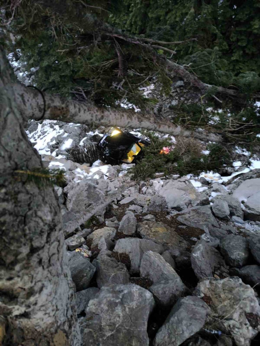 Otomobil Şarampole Yuvarlandı: 3 Yaralı