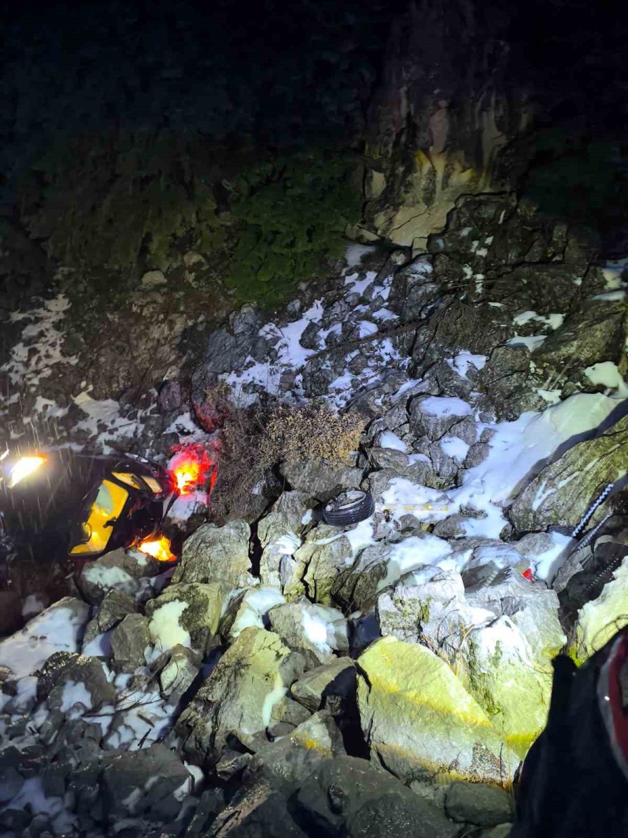 Otomobil Şarampole Yuvarlandı: 3 Yaralı