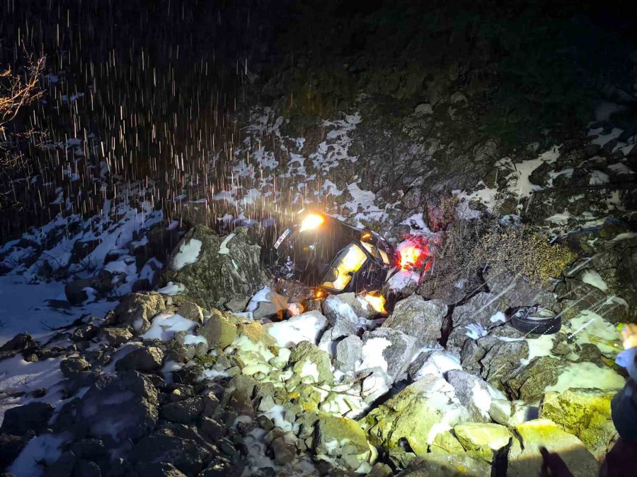 Otomobil Şarampole Yuvarlandı: 3 Yaralı