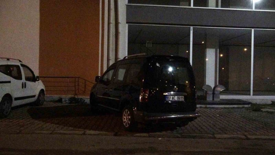 Polis Otosuna Çarpıp Patlamış Lastiklerle Kaçtı, Park Halinde Bulundu