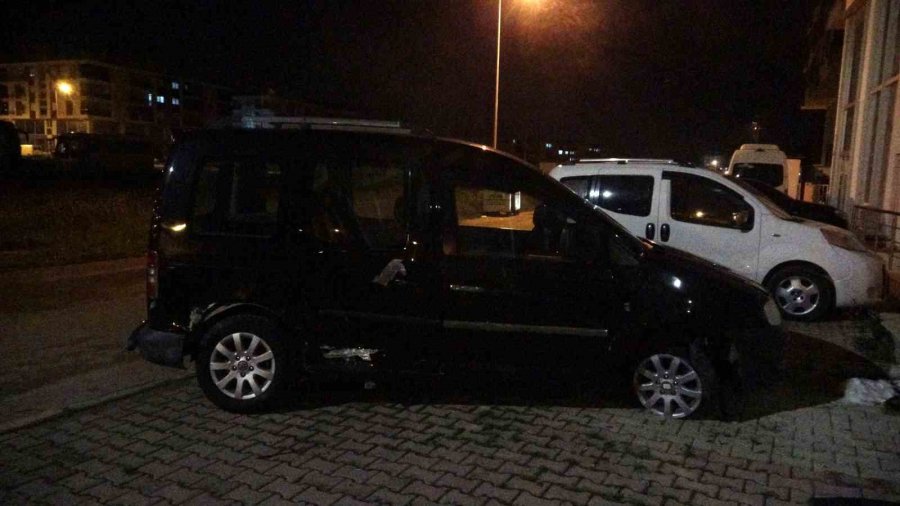 Polis Otosuna Çarpıp Patlamış Lastiklerle Kaçtı, Park Halinde Bulundu
