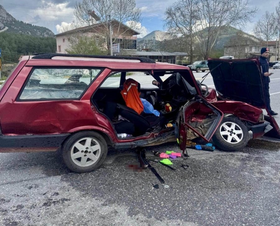 Akseki’de İki Otomobil Çarpıştı: 3 Yaralı