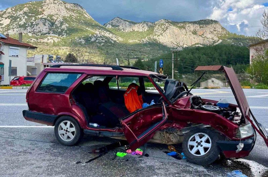 Akseki’de İki Otomobil Çarpıştı: 3 Yaralı