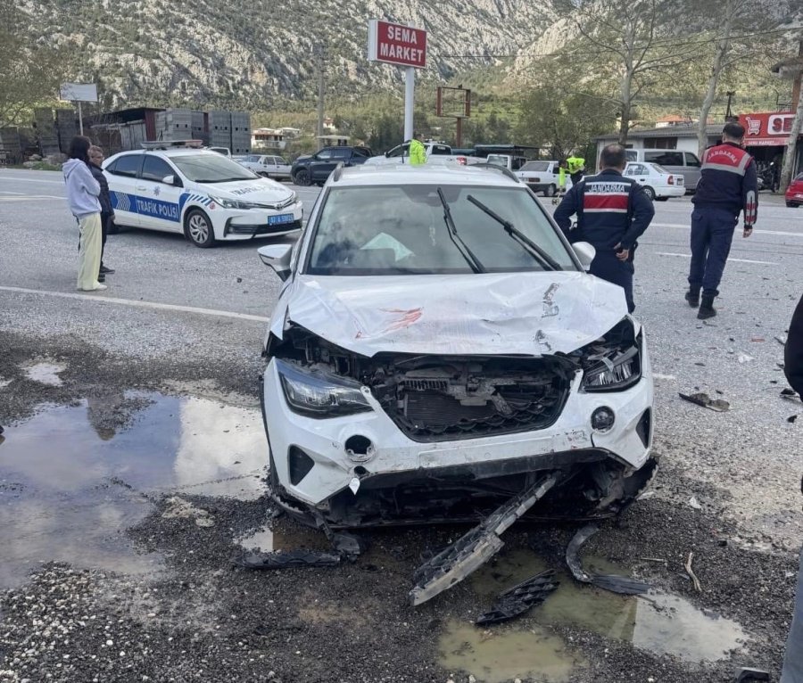 Akseki’de İki Otomobil Çarpıştı: 3 Yaralı