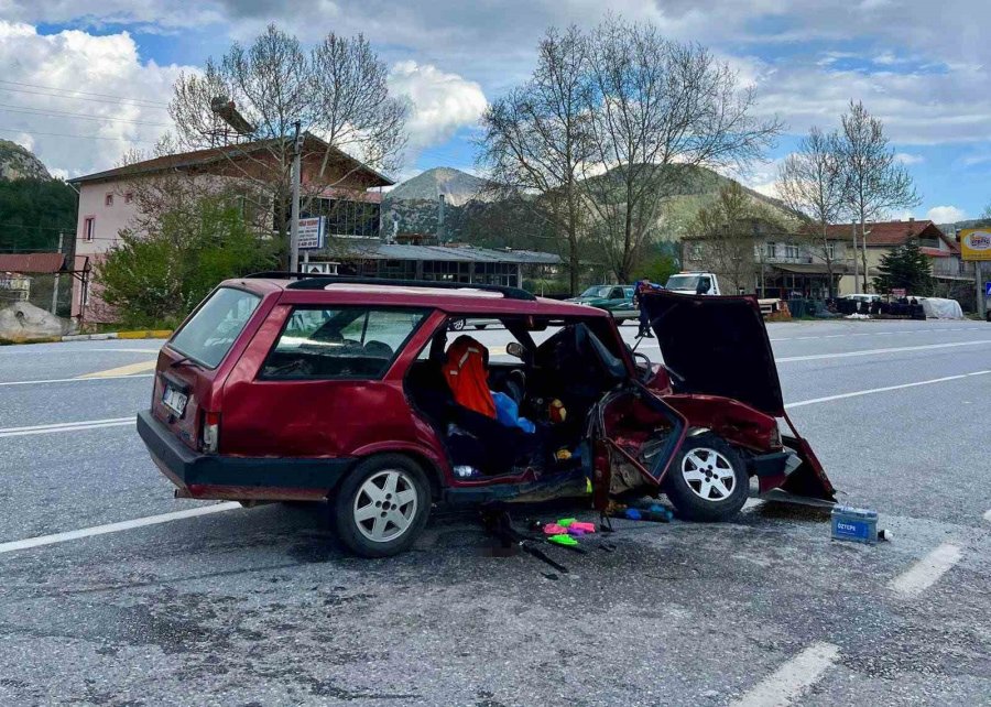 Akseki’de İki Otomobil Çarpıştı: 3 Yaralı