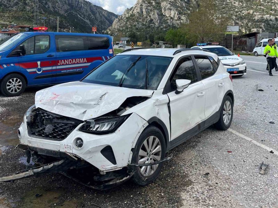 Akseki’de İki Otomobil Çarpıştı: 3 Yaralı