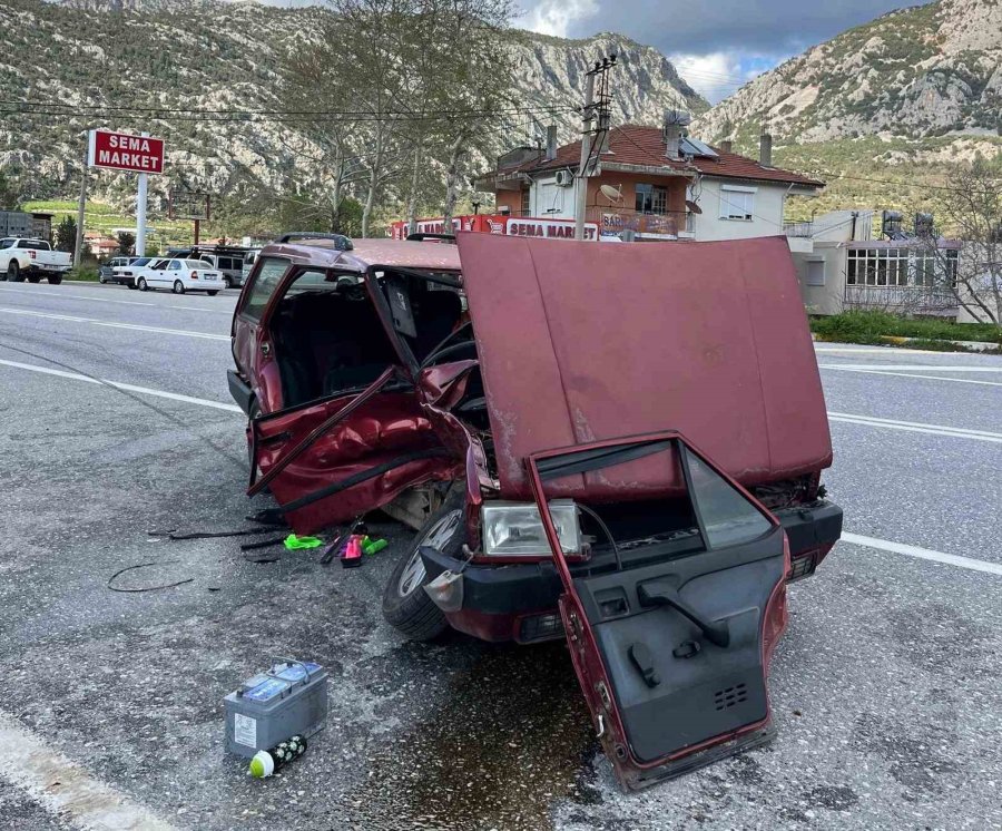 Akseki’de İki Otomobil Çarpıştı: 3 Yaralı