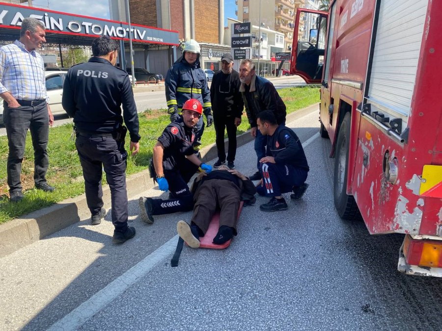 Serik’te Tur Minibüsü İle Otomobil Çarpıştı: 2 Yaralı