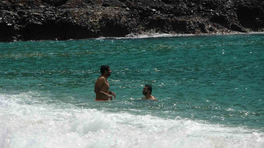 Alanya’da Erken Yaz Görüntüleri: 21 Dereceyi Gören Denize Koştu