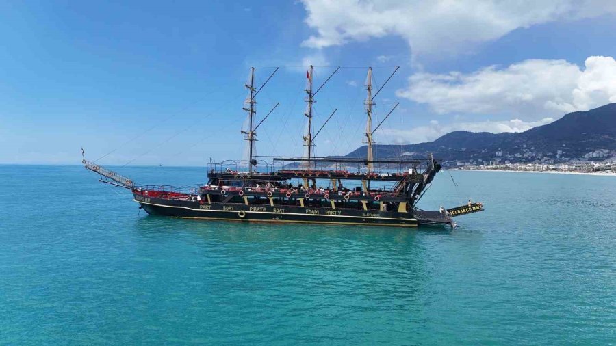 Alanya’da Erken Yaz Görüntüleri: 21 Dereceyi Gören Denize Koştu